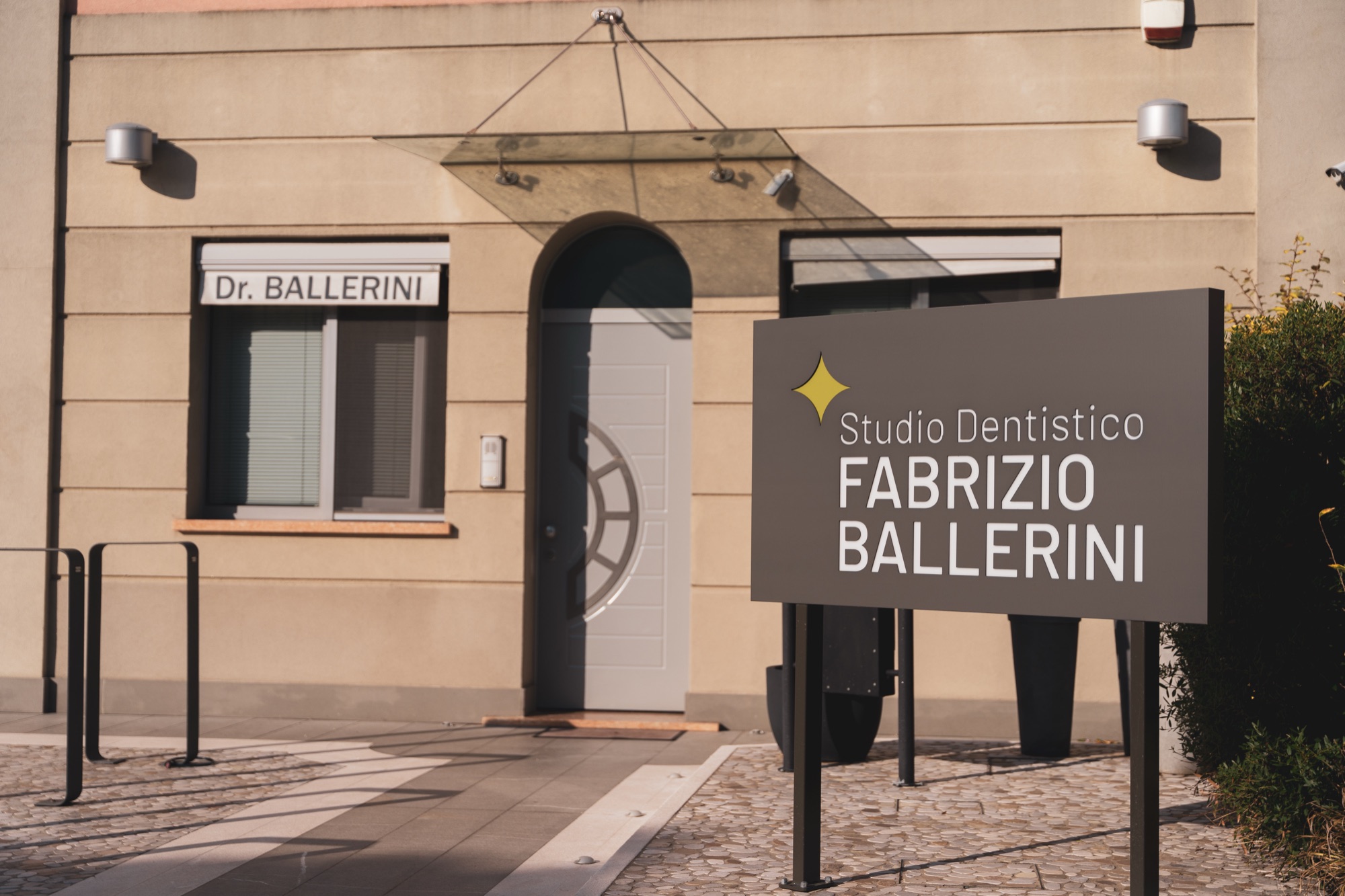 Ingresso dello Studio Dentistico Ballerini in Via Baracca a Suzzara